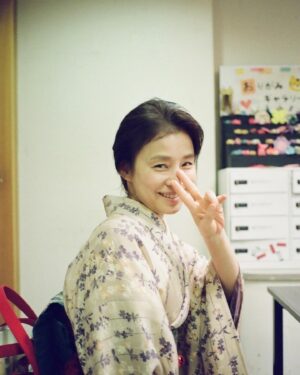 Yuriko Ishida Instagram - 花江ちゃん役の森田望智ちゃんが
フィルムで撮ってくれた、はるさん。
みさとちゃんが「そういえば現像しました！」といって突然送ってくれた。
嬉しい🌻👏🏻😍
フィルムの写真には、
デジタルにはない何か、目に見えないなにかが
映り込む気がします。
はるさーん😭
みさとちゃんありがとう😊😊
#猪爪はる 
#フィルムで撮った現場写真
#虎に翼
#カメラマン森田望智