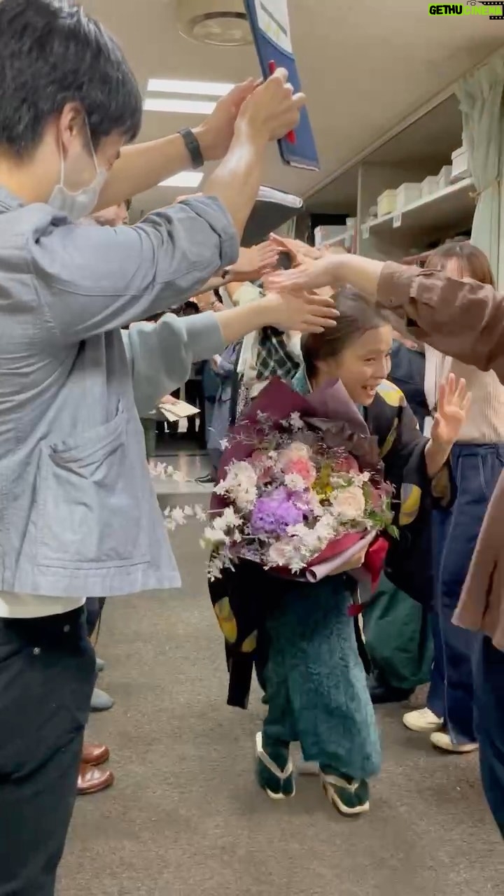 Yuriko Ishida - 225.5K Likes - はるさんクランクアップのとき
スタッフのみんなが
花道のアーチを作ってくれました。
みんなみんなありがとう。
本当にありがとうございました。
まだまだ先は長い、
体にだけはきをつけて。
またスタジオに遊びに行きます!!👏🏻👏🏻👏🏻😍😍🎊🐯
#虎に翼