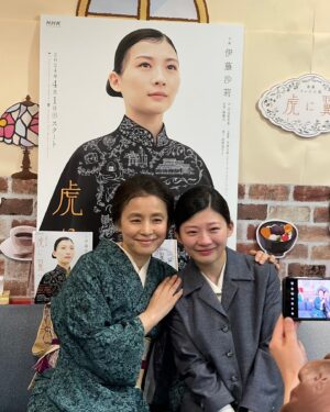 Yuriko Ishida Instagram - 虎に翼。
我が自慢の娘、寅子と、
もうひとりの自慢の娘花江ちゃん。
そして愛する直言さんと
(わたしのクランクアップに、駆けつけてくださり
、嬉しかったです😭🙏🏻)。
撮影が始まったのは昨年の10月。
およそ半年間、猪爪家の一員でいられて
本当に幸せでした。
本当は、本当に、
もっと長生きして、寅子や花江ちゃんの
人生を支えたかったけれど
でも、この二人なら大丈夫。
おかあさんはいつも見守っていますからね。
お父さんもね。
がんばれ。
そしてありがとう。
#虎に翼