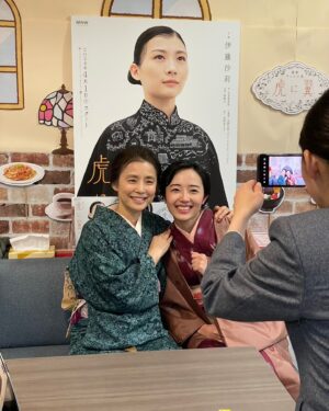 Yuriko Ishida Instagram - 虎に翼。
我が自慢の娘、寅子と、
もうひとりの自慢の娘花江ちゃん。
そして愛する直言さんと
(わたしのクランクアップに、駆けつけてくださり
、嬉しかったです😭🙏🏻)。
撮影が始まったのは昨年の10月。
およそ半年間、猪爪家の一員でいられて
本当に幸せでした。
本当は、本当に、
もっと長生きして、寅子や花江ちゃんの
人生を支えたかったけれど
でも、この二人なら大丈夫。
おかあさんはいつも見守っていますからね。
お父さんもね。
がんばれ。
そしてありがとう。
#虎に翼