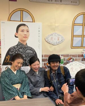 Yuriko Ishida Instagram - 虎に翼。
我が自慢の娘、寅子と、
もうひとりの自慢の娘花江ちゃん。
そして愛する直言さんと
(わたしのクランクアップに、駆けつけてくださり
、嬉しかったです😭🙏🏻)。
撮影が始まったのは昨年の10月。
およそ半年間、猪爪家の一員でいられて
本当に幸せでした。
本当は、本当に、
もっと長生きして、寅子や花江ちゃんの
人生を支えたかったけれど
でも、この二人なら大丈夫。
おかあさんはいつも見守っていますからね。
お父さんもね。
がんばれ。
そしてありがとう。
#虎に翼