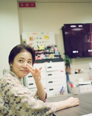 Yuriko Ishida Instagram - 花江ちゃん役の森田望智ちゃんが
フィルムで撮ってくれた、はるさん。
みさとちゃんが「そういえば現像しました！」といって突然送ってくれた。
嬉しい🌻👏🏻😍
フィルムの写真には、
デジタルにはない何か、目に見えないなにかが
映り込む気がします。
はるさーん😭
みさとちゃんありがとう😊😊
#猪爪はる 
#フィルムで撮った現場写真
#虎に翼
#カメラマン森田望智