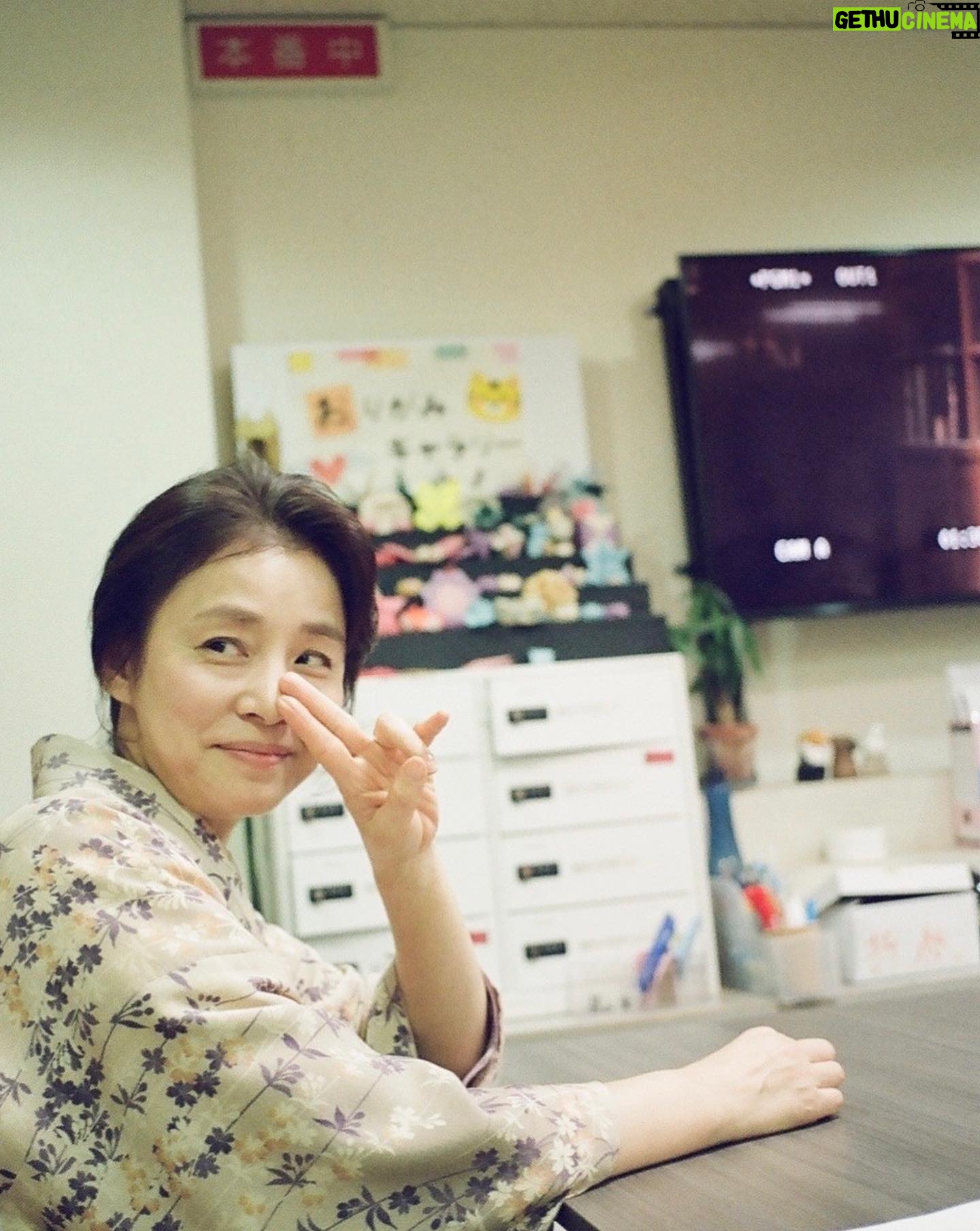 Yuriko Ishida - 198.3K Likes - 花江ちゃん役の森田望智ちゃんが
フィルムで撮ってくれた、はるさん。
みさとちゃんが「そういえば現像しました!」といって突然送ってくれた。
嬉しい🌻👏🏻😍
フィルムの写真には、
デジタルにはない何か、目に見えないなにかが
映り込む気がします。
はるさーん😭
みさとちゃんありがとう😊😊
#猪爪はる
#フィルムで撮った現場写真
#虎に翼
#カメラマン森田望智