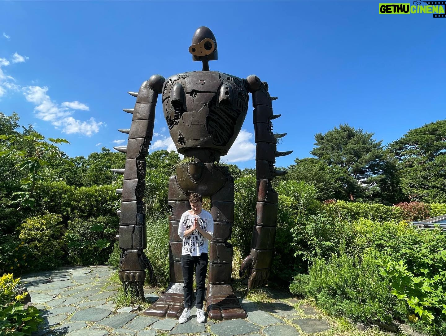 Yuriko Ishida - 191K Likes - そして、楽しかった思い出を。
ジブリ作品をこよなく愛するティボーと、
ティボーの親友である素晴らしいギタリスト
徳永真一郎くん(しんしん)
@shinichiro_tokunaga と共に
三鷹の森ジブリ美術館へ行きました😊👏🏻☀️
ジブリ美術館のみなさまにとってもお世話になりました。ティボー大喜び。
ちなみに
しんしんとティボーはフランス語で会話します。
日本にジブリがあって、幸せ。
ジブリと同じ時代を生きる幸せ。
#三鷹の森ジブリ美術館