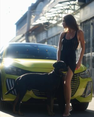 Yüsra Geyik Instagram - Göz alıcı yol arkadaşımla kollarımızı açtık kışı bekliyoruz 🌪️ Heyecanlıyız 😎 #peugeot208 @peugeotturkiye #işbirliği