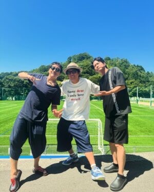 Yusuke Kamiji Instagram - 🕶️あぢぃ🫠
#大森南朋 おにーはま
#萩原聖人 おにーはま

『Instagramで俺らの好感度上げて♪』と言われましたが俺にそんな力ございませんw

が､､

お2人は俺が全然食えない頃、『ゆーすけおいで』と飲みに連れてってくれたり、野球に誘ってくれたりとお世話になった優しい人です
🍻

あれから20年以上も経ち、今日久々に会ったら

『上地君ずっとTVで観てるけど本当変わらないよね』

と完全に他人みたいな呼ばれ方と話し方に変わっている🪼から物凄いムズムズしながら話しております｡｡

でゎ、これから昔に戻って擦り寄ってみます🐕♪