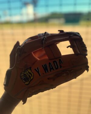 Yusuke Kamiji Instagram - 🐅今日久々に野球して気付きました。
⚾️
ピッチャーとバッターはずっと応援されるけど、その間キャッチャーは暑くて重くて怖くて立って座って動いてずっと投げ返してるのに、全然大変さが伝わんないって事🤣

やらなきゃ分からぬあの景色と感覚w

現役45才だくだく頑張っております

世の中のキャッチャー頑張ろう

#みんなも素晴らしかった👏
#グローブ
#和田豊 元監督　現 2軍監督
#阪神タイガース
今も大切に使わせて頂いておりやす