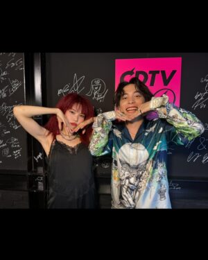 Yuuri Instagram - CDTV！！！

アイナちゃんとワイプの時隣の席で仲良くなりました🤘

ライブ前と後の写真をつけときます🤘