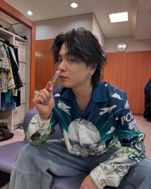 Yuuri Instagram - CDTV！！！

アイナちゃんとワイプの時隣の席で仲良くなりました🤘

ライブ前と後の写真をつけときます🤘