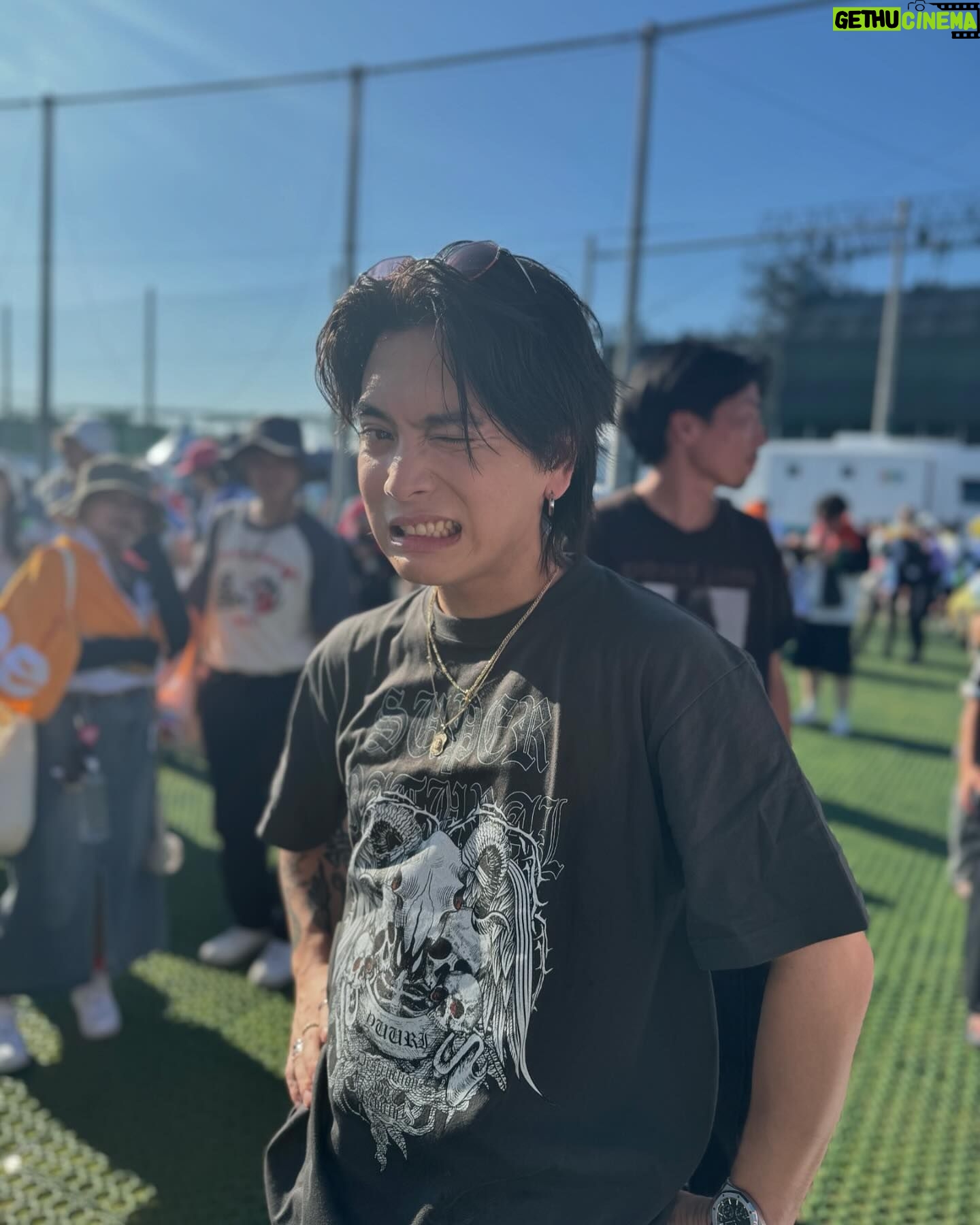 Yuuri - 53.2K Likes - ロッキン今年も出れました🤘
かき氷をりょやさんが奢ってくれたんだけど後ろのお客さんの分まで買ってくれました。俺が奢ったみたいになってる笑
夏フェス最高🤘