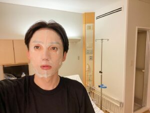 Yuzuru Kawai Instagram - 人生初の入院生活でした。肺膿瘍でした。

お医者さんで診てもらっても風邪ではない、コロナの検査もインフルの検査も陰性。疲れが溜まってる、風邪の後遺症、そう思ってたのですが全然違いました。
入院は地元の北野病院でしました。
先生も看護師の方も本当に皆さん優しくて丁寧で感謝してもしきれないくらいです。18歳で働き始めてこんなにもしっかりお休みを頂いたのは初めてで、その期間僕の代わりに助っ人で行って頂いた皆さんや相方、スケジュール色々調整して下さった関係者の皆さんにも本当に感謝です！

出れない病室で何が出来るか考え抜いた結果、復帰した時に乾燥して荒れた肌にならないようにケアする事だ、という結論に至りしっかりと保湿をする事を心掛けてました。

そして昨日無事退院しまして、今日先生に改めて診て頂いてオッケーを頂いたので、明日から復帰させて頂きます☺️

皆さんも体に異常を感じたりお薬を飲んで3〜4日経っても改善しない時は是非お医者さんに行って下さい！

今回の入院生活の事、そしてそれ以外の事も色々話したいと思います。
6月13日16時30分から渋谷の無限大ドームでアインシュタイン河井のトークライブ『声、枯れるまで。』をします。(スケジュールの都合でどうしてもこの早い時間しか無理で、申し訳ありません！)
配信もありますので是非！！チケット発売詳細等はまた決まり次第告知させて頂きます！！！