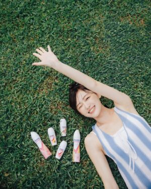 Yvonne Liang Instagram - 想要當一個漂亮的香香女孩子🧏🏻‍♀️
全身上下的小細節都不能忽略，
尤其想當一個夏日愛出遊的漂亮香香女孩子，
需要好好保持乾爽又柔嫩的肌膚，
與人擦身而過的瞬間，飄散出舒適的優雅花香。

🫧🌷蕊娜 ❰極致煥亮系列❱
添加維他命E、B3、維他命C，滋養肌膚同時嫩白：）
我每天都會隨著心情更換不同香氣。

有三款香味可以選擇：
🔸清新的玫瑰花香揉合香甜莓果、優雅茉莉的「透亮玫瑰」
🔸浪漫櫻花香配上清新甜李和佛手柑的「透亮櫻花」
🔸淡雅紫羅蘭香氣揉合純淨雪松的「淨亮制汗」

揮別豔陽下的濕黏，72小時長效制汗，
讓困擾的暗沉得到改善，
輕巧瓶身放在包包裡帶著也輕鬆無負擔，
一整天出門玩耍都乾爽清香！
即使炎炎夏日，舉手投足間依然充滿自信。✨🫶🏻

#Rexona #Rexonatw #Rexona蕊娜 #想要自信乾爽一整天