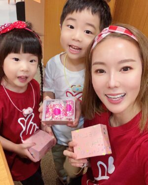 Yvonne Lim Instagram - My moment where I wanted to show appreciation and support our healthcare frontliners in Singapore during the Covid 19 pandemic💪🏻💕
. 
Together with my family, we spent months trying to perfect my nougat biscuits bakes
. 
I wanted my kids to be involved, to understand that they can always do something for our country, no matter how small it may seem. Watching #happyAJ & #happyAlexa little hands at work designing the drawing of the boxes to @alextien overseeing the printing and making of the boxes as well as handling the logistics to airfreight our bakes all the way to Singapore
. 
It was a small gesture, but a meaningful one, showing that no matter where we are, we can contribute to our nation’s spirit
. 
We also did dances and sang to cheer our nation from abroad every National Day, it became a family affair of unity and love ❤️
.
When we were returned home and attended NDP 2022, it was even more special and an emotional one for our family. My heart swells with pride and love for our country and i was thankful for the bonding moments 
. 
Together #SGYesWeCan make a difference 🙌🏻🇸🇬
. 
Do you have a personal Singapore story about love too? 🥰
. 
This National Day, share your #SGYesWeCan story. There are over $10K worth of prizes up for grabs!
. 
* How to join the contest:
.
Submit your personal story in any form (text, photos, videos, all work!) to SGYesWeCan.sg
Contest Period: 27 June 2024 - 16 July 2024
*Contest T&Cs apply.
. 
#SGYesWeCan