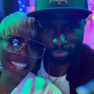 Yvonne Orji Instagram - Insecure Season 6… or Insecure The Movie 😉
•••
Nahh it’s just the home team comin thru to support the fam bam @jayrellis on his book tour! Be sure to hit a stop near you and cop a book or 5! 
•••
Love these humans for LYFE!!!
📸: Robin L. Marshall