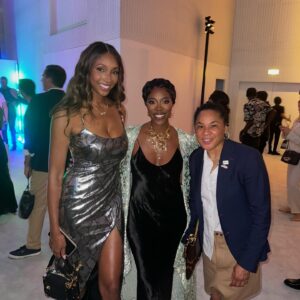 Yvonne Orji Instagram - Paris: Part Un.
Too busy livin in the beautiful moments to post in real time, but just taking a sec to reflect on my travels over the last month and half— London (Wimbledon), Mykonos, Santorini, Barcelona and Paris (Lisbon we will meet another time)— truly GRATEFUL for the life I’m blessed to live!
•
This was the first of two trips to pareee- 
thank you to @pharrell, #AnnaWintour, and @louisvuitton for the invite to the Prelude to the Olympics event. A time was indeed had.