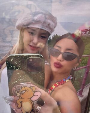 ZSun Instagram - 𝐵𝑢𝑠𝑎𝑛~🌊 
마! 느그 서장이랑 마! 일하러만 갔던 부싼 
@rihey__  같이👯‍♀️💘