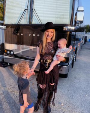 ZZ Ward Instagram - Touring around the country with my boys🖤🖤