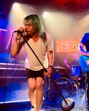 Zach Villa Instagram - VIPER🐍RM RECAP 5.10.24 swipe to the end for ⁉️

Thank you so much for making this such an amazing night. We did that Los Angeles. We fought together, we cried together, and we decided to keep going. Tomorrow and tomorrow and tomorrow…

Shoutout to @dirtymondays @theviperroom @stfsings @paolo_casartelli and @tommyisblack for putting this all together. 

Shoutout to my amazing band @glowandthedark @dma_ii_ @robnagelhout @seebyshreds for throwing down and taking no prisoners. 

Shout out to my amazing team and friends. I love you. 

Shoutout to my incredible fans and anyone who this music touches. We found each other and we’re together now. Love you 💚💚💚

run it up. On to the next.
