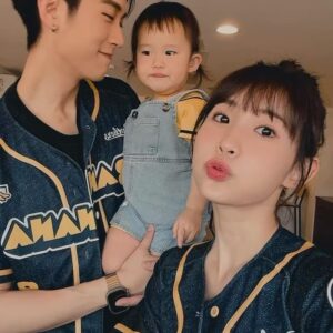 Zack Fanchiang Instagram - -
之前都是默默坐在觀眾席吶喊👀
這次帶著👶🏻👧🏻一起回娘家開球
幫 @brothers_baseball 加油 ⚾️
真的好榮幸 大家也都好熱情🥹💛
-
昨日精彩的比賽到現在還歷歷在目
打到12局下 
看得我熱血沸騰🔥🔥🔥
最後贏球真的太棒了😭
謝謝這一切 好滿足
完美的回憶✨
