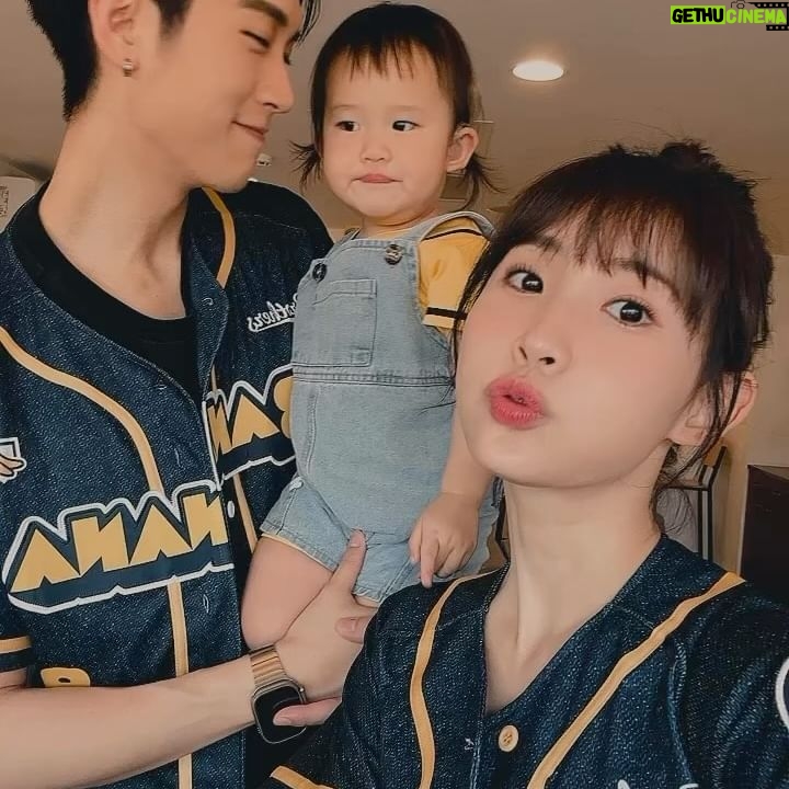 Zack Fanchiang - 29K Likes - -
之前都是默默坐在觀眾席吶喊👀
這次帶著👶🏻👧🏻一起回娘家開球
幫 @brothers_baseball 加油 ⚾️
真的好榮幸 大家也都好熱情🥹💛
-
昨日精彩的比賽到現在還歷歷在目
打到12局下
看得我熱血沸騰🔥🔥🔥
最後贏球真的太棒了😭
謝謝這一切 好滿足
完美的回憶✨