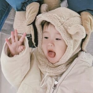 Zack Fanchiang Instagram - 第一次看到雪の嬰
全家一起淋雪 幸福得斯❄️(#´ᗜ`#)ﾆｺﾆｺ

圖④興奮到模糊（？）
圖⑦到底「哇」了幾次❓
圖⑧女額的東西最好買
圖①⓪玩具富翁

おやすみなさい
😴💤