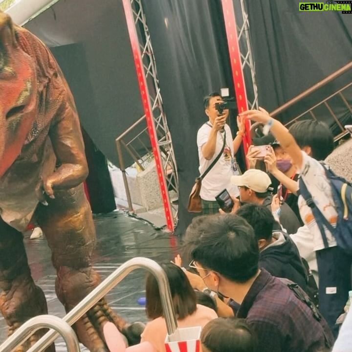Zack Fanchiang - 15.9K Likes - -
希望妳能擁有更自由的靈魂
無懼無畏的享受更豐富的人生💛
-
週末帶粿醬去看恐龍馬戲團🎪
看到會動的巨大恐龍🦖(見圖6
👶🏻竟然都不怕欸
還玩得很開心 一身汗🤣
-
👦🏻 @filter017 @onitsukatiger_taiwan
👧🏻 @filter017 @vanstw
👶🏻 @thenorthface_tw @vanstw
#兒童新樂園尋龍祭