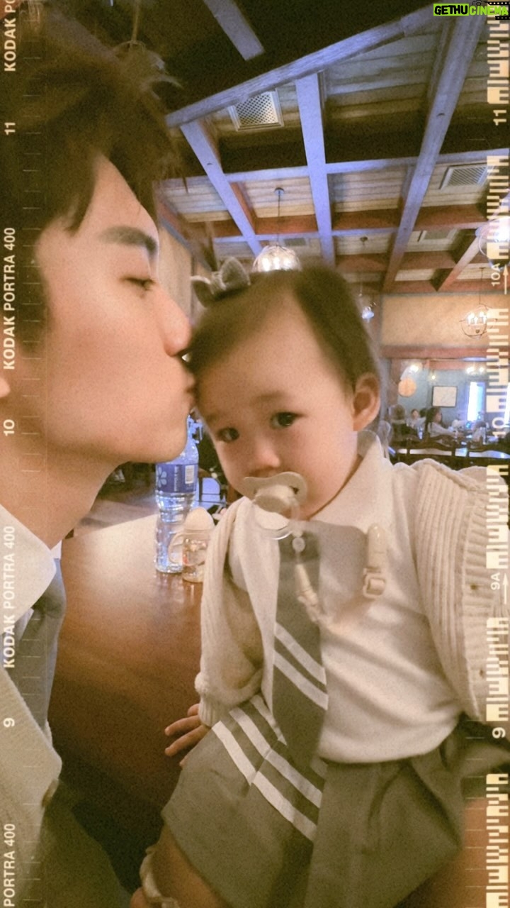 Zack Fanchiang - 17.9K Likes - 嗯?這兩位也太甜了吧Σ(Ꙭ )!
👶🏻:你再親一次這裡!
還有這裡~跟這裡~
真不虧是以前的情人🫢🫢🫢
#在草稿發現影片の👧🏻( ˙-˙ ฅ )