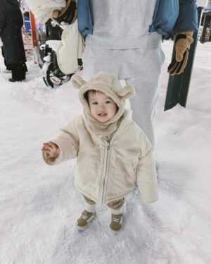 Zack Fanchiang Instagram - 第一次看到雪の嬰
全家一起淋雪 幸福得斯❄️(#´ᗜ`#)ﾆｺﾆｺ

圖④興奮到模糊（？）
圖⑦到底「哇」了幾次❓
圖⑧女額的東西最好買
圖①⓪玩具富翁

おやすみなさい
😴💤