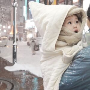Zack Fanchiang Instagram - 第一次看到雪の嬰
全家一起淋雪 幸福得斯❄️(#´ᗜ`#)ﾆｺﾆｺ

圖④興奮到模糊（？）
圖⑦到底「哇」了幾次❓
圖⑧女額的東西最好買
圖①⓪玩具富翁

おやすみなさい
😴💤