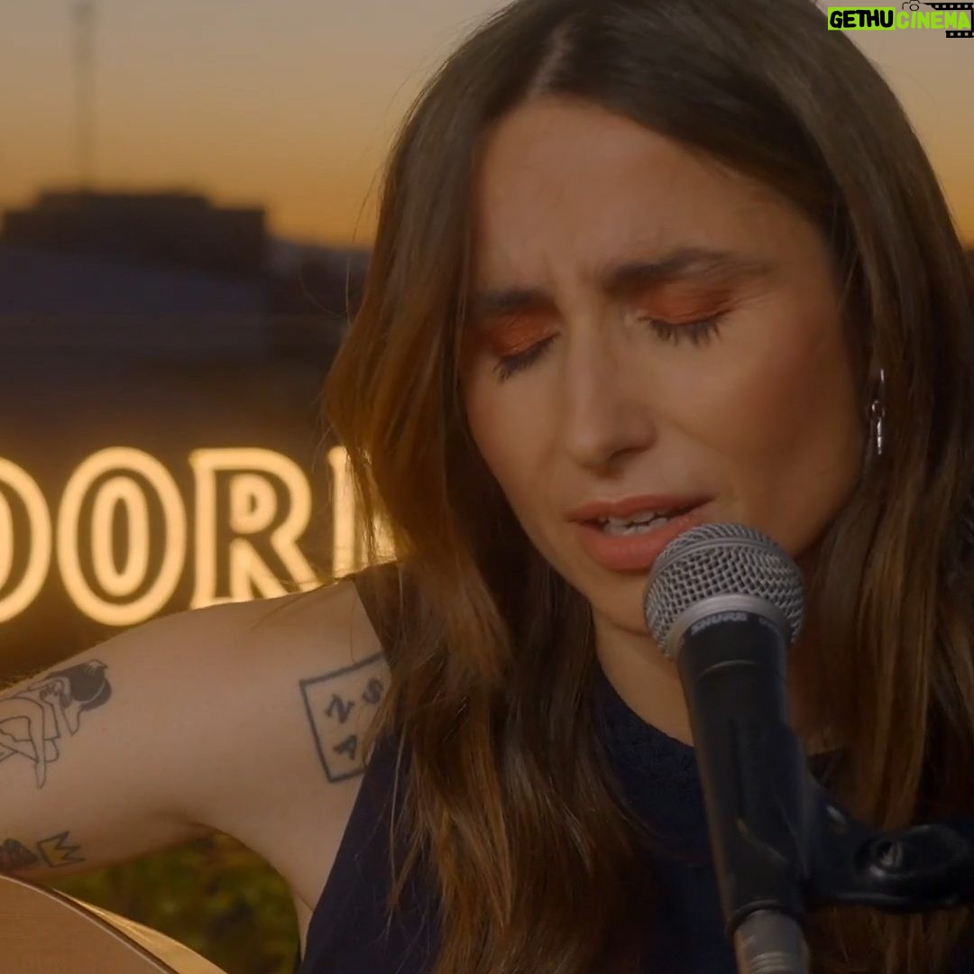 Zahara - 6.8K Likes - El atardecer del verano, un Codorníu bien frío y la maravillosa voz en acústico de @zaharapop cantando 'Berlín U5'. No podemos pedir más motivos para celebrar.
La cantante y Ana Milán (@byanamilan) comparten '37 minutos para celebrarnos más', el podcast de @codorniuglobal y Vanity Fair. Accede a través del LINK EN LA BIO al episodio completo en Spotify.