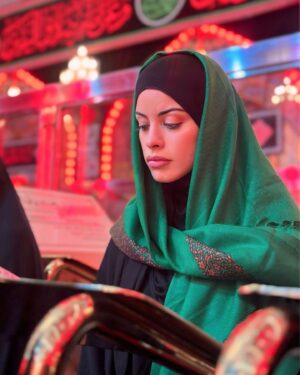 Zahra Habib Instagram - احلى شي بكربلاء من نكعد نقرأ قرآن ونسمع صوت الناس 
غريب من يكون المكان بيه كلش هوايه ناس وبنفس الوقت كلش هادئ