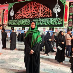 Zahra Habib Instagram - مهما نتيه
ومهما نبعد 
مهما نصيب ومهما نخيب 
اكو دائماً مكان يستقبلنه 
بكلشي بينا زين او شين 
فاتح أبوابه بكل الاوقات وبكل الظروف 
وبكل الايام اروحله مبتسمة واني اشوف حب الناس اله 
نيالنه بيه ونياله على حب اهل العراق 
سيد شباب اهل الجنة 💚