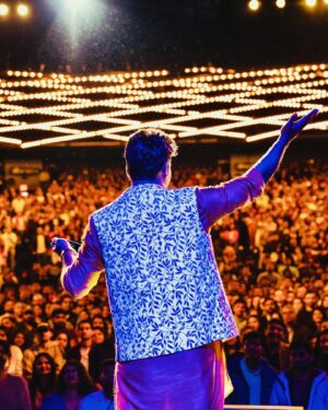 Zakir Khan Instagram - 6000 People for Hindi comedy in the middle of New York Manhatan at @thetheateratmsg ✅

Thank you @vidya_mdesai @instafunny_manan @rajivnemaindori @kaneezsurka @zeeshan_malang for being by my side while I loose my mind on such a big day. 

Also thanks to my team @rishabhnahar @xankurkaushikx @manuvijayan27 @gauravvaz the team from UTA and OutBack 

I am still processing… thode din baat theek se bataunga kaisa laga. Abhi ke liye samjh lo ki it was a big day not just because of the Venue or capacity but some of my fav people were in the audience that day. 

Like @alisethiofficial one of the greatest musician of our generation. 

@vikaskhannagroup bhai who is opening the best restaurants in the world called @bungalowny in New York. 

@kalpenn bhai he left his rehearsal just to support me. 

Anjaan desh, paraye logon ke beech itna pyar karne wale log mil gaye aur kya hi chahiye. Log bahut door-door se drive kar ke aaye they, bahut se log toh 2-3 ghante ki flight se bhi aaye they. Mai yeh sab kabhi bhool nahi paunga. 

It was big for me, for comedy in India and for our desi culture here. ❤️

Thank you @marcusrussellprice for the pictures bro

Thank you @zeebamiraie for all the cool outfits for the tour!!?