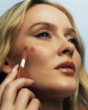 Zara Larsson Instagram - Chasing sunrays with the Glow Getter duo from @Maybelline #sunkisser #superstayskintint