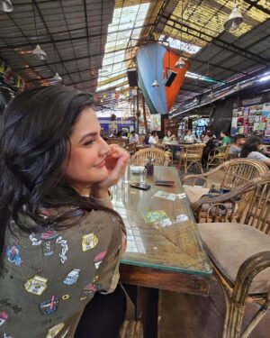 Zareen Khan Instagram - ℍ𝕖𝕣𝕖’𝕤 𝕥𝕠 𝕥𝕙𝕖 𝕠𝕟𝕖𝕤 𝕥𝕙𝕒𝕥 𝕨𝕖 𝕘𝕠𝕥
ℂ𝕙𝕖𝕖𝕣𝕤 𝕥𝕠 𝕥𝕙𝕖 𝕨𝕚𝕤𝕙 𝕪𝕠𝕦 𝕨𝕖𝕣𝕖 𝕙𝕖𝕣𝕖, 𝕓𝕦𝕥 𝕪𝕠𝕦’𝕣𝕖 𝕟𝕠𝕥
‘ℂ𝕒𝕦𝕤𝕖 𝕥𝕙𝕖 𝕕𝕣𝕚𝕟𝕜𝕤 𝕓𝕣𝕚𝕟𝕘 𝕓𝕒𝕔𝕜 𝕒𝕝𝕝 𝕥𝕙𝕖 𝕞𝕖𝕞𝕠𝕣𝕚𝕖𝕤
𝕆𝕗 𝕖𝕧𝕖𝕣𝕪𝕥𝕙𝕚𝕟𝕘 𝕨𝕖’𝕧𝕖 𝕓𝕖𝕖𝕟 𝕥𝕙𝕣𝕠𝕦𝕘𝕙
𝕋𝕠𝕒𝕤𝕥 𝕥𝕠 𝕥𝕙𝕖 𝕠𝕟𝕖𝕤 𝕙𝕖𝕣𝕖 𝕥𝕠𝕕𝕒𝕪
𝕋𝕠𝕒𝕤𝕥 𝕥𝕠 𝕥𝕙𝕖 𝕠𝕟𝕖𝕤 𝕥𝕙𝕒𝕥 𝕨𝕖 𝕝𝕠𝕤𝕥 𝕠𝕟 𝕥𝕙𝕖 𝕨𝕒𝕪
‘ℂ𝕒𝕦𝕤𝕖 𝕥𝕙𝕖 𝕕𝕣𝕚𝕟𝕜𝕤 𝕓𝕣𝕚𝕟𝕘 𝕓𝕒𝕔𝕜 𝕒𝕝𝕝 𝕥𝕙𝕖 𝕞𝕖𝕞𝕠𝕣𝕚𝕖𝕤
𝔸𝕟𝕕 𝕥𝕙𝕖 𝕞𝕖𝕞𝕠𝕣𝕚𝕖𝕤 𝕓𝕣𝕚𝕟𝕘 𝕓𝕒𝕔𝕜, 𝕞𝕖𝕞𝕠𝕣𝕚𝕖𝕤 𝕓𝕣𝕚𝕟𝕘 𝕓𝕒𝕔𝕜 𝕪𝕠𝕦.

𝐇𝐚𝐩𝐩𝐲 𝐅𝐫𝐢𝐞𝐧𝐝𝐬𝐡𝐢𝐩 𝐃𝐚𝐲 ❤️

#ZareenKhan 

📸 - @piyuushj9