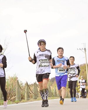 Zax Wang Instagram - 馬祖馬拉松，半馬21公里，落差641公尺，這根本是爬山吧～～