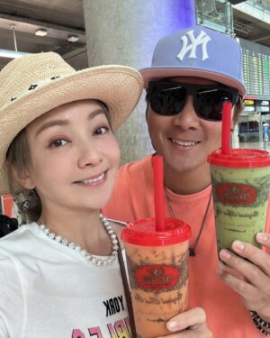 Zax Wang Instagram - 這次曼谷安排的很突然
一趟說走就走的旅行
我們和孩子們還分批抵達
在急迫的時間下
我找了曼谷幫協助安排
他們真的很有效率
而且還有配一位中泰文的線上導遊

我們先出發曼谷
等孩子們放假才出發和我們會合
樂耶真的很獨立
一切都是自己處理
但我們很想他們
所以特地去機場接他們
然後再一起前往華欣
一出關就必須先來杯必喝泰奶
出關後右手邊二號出口有手標奶茶
往前走就會看到囉
尤其是泰國現在的溫度
就讓這杯泰奶
開啟我們的華欣之旅❤️❤️

第一天我們入住的是
VALA Hua Hin - Nu Chapter Hotels
這家住宿
是速玲先訂好了飯店
然後我們跟著訂
但重點是
這位可愛的姐
給我的入住日期
和她本人入住的日期『完全錯開』餒😅
到了曼谷我們兩個才知道🤣
結果就我們和永康哥他們一起住
速玲一家住另一間
但我一點都沒有埋怨
因為這也是我可能會發生的事🤣🤣🤣🤣
我們就是這樣
所以超合的啦！！
但我們除了晚上睡覺
其他時間都還是在一起
一起泡在好美的泳池
曬成黑炭😎😎
一起逛夜市⋯⋯⋯
兩個牡羊湊在一起
突然覺得在旁邊的處女座
心臟很大顆😂😂
還要謝謝永康哥和佩珊姐也很配合啦💖💖
@goplaybangkok 
也謝謝你們的照顧喔☺️