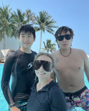 Zax Wang Instagram - 這次曼谷安排的很突然
一趟說走就走的旅行
我們和孩子們還分批抵達
在急迫的時間下
我找了曼谷幫協助安排
他們真的很有效率
而且還有配一位中泰文的線上導遊

我們先出發曼谷
等孩子們放假才出發和我們會合
樂耶真的很獨立
一切都是自己處理
但我們很想他們
所以特地去機場接他們
然後再一起前往華欣
一出關就必須先來杯必喝泰奶
出關後右手邊二號出口有手標奶茶
往前走就會看到囉
尤其是泰國現在的溫度
就讓這杯泰奶
開啟我們的華欣之旅❤️❤️

第一天我們入住的是
VALA Hua Hin - Nu Chapter Hotels
這家住宿
是速玲先訂好了飯店
然後我們跟著訂
但重點是
這位可愛的姐
給我的入住日期
和她本人入住的日期『完全錯開』餒😅
到了曼谷我們兩個才知道🤣
結果就我們和永康哥他們一起住
速玲一家住另一間
但我一點都沒有埋怨
因為這也是我可能會發生的事🤣🤣🤣🤣
我們就是這樣
所以超合的啦！！
但我們除了晚上睡覺
其他時間都還是在一起
一起泡在好美的泳池
曬成黑炭😎😎
一起逛夜市⋯⋯⋯
兩個牡羊湊在一起
突然覺得在旁邊的處女座
心臟很大顆😂😂
還要謝謝永康哥和佩珊姐也很配合啦💖💖
@goplaybangkok 
也謝謝你們的照顧喔☺️