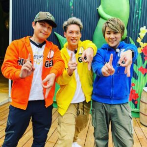 Zax Wang Instagram - 19年的情誼，同事、團員、搭檔、朋友、兄弟!
不需要多餘的台詞，只需要一點暗示
遇到最難熬的差事，有你在左右就有力量開始！
#19年 情感依舊
#Thx Bro
#謝謝每一個妳(你)的祝福