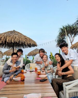 Zax Wang Instagram - 兩隻牡羊說走就走的華欣之旅
共渡我們的生日月
還有更勝芹仁的超好揪恩愛夫妻
「永康哥和佩珊姐」😍😍
大家在一起真的超快樂的
你們看得出來
我已經曬成古銅色了嗎？😂😂
我大概有超過十年沒這麼黑了吧！！
看我這次多久能白回來🤣🤣

我和速玲的合
已經不用再多說
ㄎㄧㄤ在一起🤣
@5400wu 愛妳喔😘😘～生日快樂
但我們和永康哥和佩珊姐
我真心覺得我們兩對夫妻真的很像
不管是夫妻的相處模式
對小孩、對家庭、對未來
我們彼此分享了很多
真的很開心☺️☺️

但我們什麼都很像
只有一點剛好相反
就是在家庭裡面的個性
我和永康哥是一路的
仁甫和佩珊姐是一組的😂😂
總之就是配合的剛剛好❤️❤️
之後再陸續和大家分享我們的泰國行喔！！

速玲家的Joe
和我家小耶
也是同款獅子座暖男☺️☺️