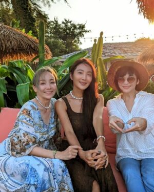 Zax Wang Instagram - 兩隻牡羊說走就走的華欣之旅
共渡我們的生日月
還有更勝芹仁的超好揪恩愛夫妻
「永康哥和佩珊姐」😍😍
大家在一起真的超快樂的
你們看得出來
我已經曬成古銅色了嗎？😂😂
我大概有超過十年沒這麼黑了吧！！
看我這次多久能白回來🤣🤣

我和速玲的合
已經不用再多說
ㄎㄧㄤ在一起🤣
@5400wu 愛妳喔😘😘～生日快樂
但我們和永康哥和佩珊姐
我真心覺得我們兩對夫妻真的很像
不管是夫妻的相處模式
對小孩、對家庭、對未來
我們彼此分享了很多
真的很開心☺️☺️

但我們什麼都很像
只有一點剛好相反
就是在家庭裡面的個性
我和永康哥是一路的
仁甫和佩珊姐是一組的😂😂
總之就是配合的剛剛好❤️❤️
之後再陸續和大家分享我們的泰國行喔！！

速玲家的Joe
和我家小耶
也是同款獅子座暖男☺️☺️