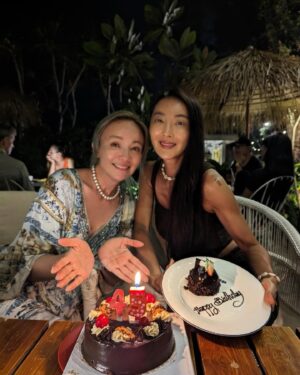 Zax Wang Instagram - 兩隻牡羊說走就走的華欣之旅
共渡我們的生日月
還有更勝芹仁的超好揪恩愛夫妻
「永康哥和佩珊姐」😍😍
大家在一起真的超快樂的
你們看得出來
我已經曬成古銅色了嗎？😂😂
我大概有超過十年沒這麼黑了吧！！
看我這次多久能白回來🤣🤣

我和速玲的合
已經不用再多說
ㄎㄧㄤ在一起🤣
@5400wu 愛妳喔😘😘～生日快樂
但我們和永康哥和佩珊姐
我真心覺得我們兩對夫妻真的很像
不管是夫妻的相處模式
對小孩、對家庭、對未來
我們彼此分享了很多
真的很開心☺️☺️

但我們什麼都很像
只有一點剛好相反
就是在家庭裡面的個性
我和永康哥是一路的
仁甫和佩珊姐是一組的😂😂
總之就是配合的剛剛好❤️❤️
之後再陸續和大家分享我們的泰國行喔！！

速玲家的Joe
和我家小耶
也是同款獅子座暖男☺️☺️