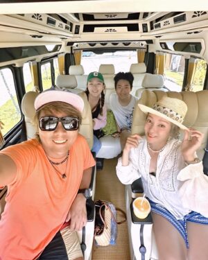 Zax Wang Instagram - 這次曼谷安排的很突然
一趟說走就走的旅行
我們和孩子們還分批抵達
在急迫的時間下
我找了曼谷幫協助安排
他們真的很有效率
而且還有配一位中泰文的線上導遊

我們先出發曼谷
等孩子們放假才出發和我們會合
樂耶真的很獨立
一切都是自己處理
但我們很想他們
所以特地去機場接他們
然後再一起前往華欣
一出關就必須先來杯必喝泰奶
出關後右手邊二號出口有手標奶茶
往前走就會看到囉
尤其是泰國現在的溫度
就讓這杯泰奶
開啟我們的華欣之旅❤️❤️

第一天我們入住的是
VALA Hua Hin - Nu Chapter Hotels
這家住宿
是速玲先訂好了飯店
然後我們跟著訂
但重點是
這位可愛的姐
給我的入住日期
和她本人入住的日期『完全錯開』餒😅
到了曼谷我們兩個才知道🤣
結果就我們和永康哥他們一起住
速玲一家住另一間
但我一點都沒有埋怨
因為這也是我可能會發生的事🤣🤣🤣🤣
我們就是這樣
所以超合的啦！！
但我們除了晚上睡覺
其他時間都還是在一起
一起泡在好美的泳池
曬成黑炭😎😎
一起逛夜市⋯⋯⋯
兩個牡羊湊在一起
突然覺得在旁邊的處女座
心臟很大顆😂😂
還要謝謝永康哥和佩珊姐也很配合啦💖💖
@goplaybangkok 
也謝謝你們的照顧喔☺️