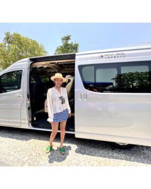 Zax Wang Instagram - 這次曼谷安排的很突然
一趟說走就走的旅行
我們和孩子們還分批抵達
在急迫的時間下
我找了曼谷幫協助安排
他們真的很有效率
而且還有配一位中泰文的線上導遊

我們先出發曼谷
等孩子們放假才出發和我們會合
樂耶真的很獨立
一切都是自己處理
但我們很想他們
所以特地去機場接他們
然後再一起前往華欣
一出關就必須先來杯必喝泰奶
出關後右手邊二號出口有手標奶茶
往前走就會看到囉
尤其是泰國現在的溫度
就讓這杯泰奶
開啟我們的華欣之旅❤️❤️

第一天我們入住的是
VALA Hua Hin - Nu Chapter Hotels
這家住宿
是速玲先訂好了飯店
然後我們跟著訂
但重點是
這位可愛的姐
給我的入住日期
和她本人入住的日期『完全錯開』餒😅
到了曼谷我們兩個才知道🤣
結果就我們和永康哥他們一起住
速玲一家住另一間
但我一點都沒有埋怨
因為這也是我可能會發生的事🤣🤣🤣🤣
我們就是這樣
所以超合的啦！！
但我們除了晚上睡覺
其他時間都還是在一起
一起泡在好美的泳池
曬成黑炭😎😎
一起逛夜市⋯⋯⋯
兩個牡羊湊在一起
突然覺得在旁邊的處女座
心臟很大顆😂😂
還要謝謝永康哥和佩珊姐也很配合啦💖💖
@goplaybangkok 
也謝謝你們的照顧喔☺️