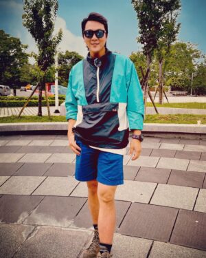 Zax Wang Instagram - 今天戶外搜尋一下，今夏最愛配色
@outdoorresearch_tw #飢餓遊戲#outdoorresearch #summerstyle #outdoorlife
