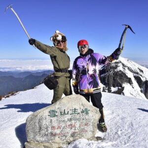 Zax Wang Instagram - 不能滑雪，就冰攀 積雪100公分@mro.adventure#