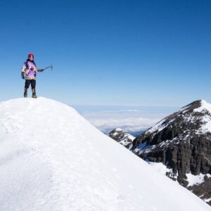 Zax Wang Instagram - 不能滑雪，就冰攀 積雪100公分@mro.adventure#