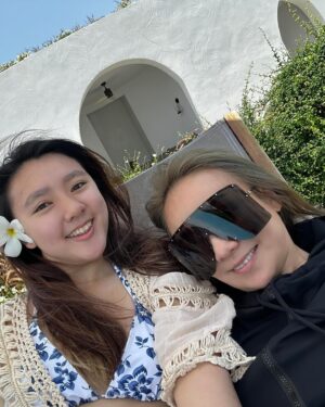 Zax Wang Instagram - 這次曼谷安排的很突然
一趟說走就走的旅行
我們和孩子們還分批抵達
在急迫的時間下
我找了曼谷幫協助安排
他們真的很有效率
而且還有配一位中泰文的線上導遊

我們先出發曼谷
等孩子們放假才出發和我們會合
樂耶真的很獨立
一切都是自己處理
但我們很想他們
所以特地去機場接他們
然後再一起前往華欣
一出關就必須先來杯必喝泰奶
出關後右手邊二號出口有手標奶茶
往前走就會看到囉
尤其是泰國現在的溫度
就讓這杯泰奶
開啟我們的華欣之旅❤️❤️

第一天我們入住的是
VALA Hua Hin - Nu Chapter Hotels
這家住宿
是速玲先訂好了飯店
然後我們跟著訂
但重點是
這位可愛的姐
給我的入住日期
和她本人入住的日期『完全錯開』餒😅
到了曼谷我們兩個才知道🤣
結果就我們和永康哥他們一起住
速玲一家住另一間
但我一點都沒有埋怨
因為這也是我可能會發生的事🤣🤣🤣🤣
我們就是這樣
所以超合的啦！！
但我們除了晚上睡覺
其他時間都還是在一起
一起泡在好美的泳池
曬成黑炭😎😎
一起逛夜市⋯⋯⋯
兩個牡羊湊在一起
突然覺得在旁邊的處女座
心臟很大顆😂😂
還要謝謝永康哥和佩珊姐也很配合啦💖💖
@goplaybangkok 
也謝謝你們的照顧喔☺️