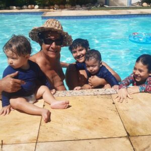 Zeca Pagodinho Instagram - “Sou bom filho, sou bom pai, quero ser um bom avô…”🥁🎶🎼

E é! Se tem uma coisa que o Zeca Pagodinho é , é ser um bom avô e podemos provar !

Nesse  #DiaDosAvós , compartilhamos momentos fofíssimos do vovô Zeca e da vovó Mônica.

O convívio e amor pelos netos Noah, Catarina, Miguel, Domênico, Martin e Vittorio, que já já nascerá, é motivo de muitas alegrias !

Marque aqui nos comentários o seu neto, seu avô, ou aquele amigo que você lembrou vendo essas fotos 😉♥️!

#diadosavós #avô #avó