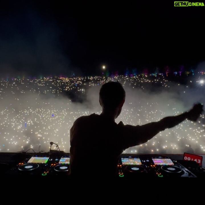 Zedd - 3 Likes - Finally got to perform โOut of Timeโ with @beamiller last night at @beyondwlandpnw !! ๐ฅฒ
๐ธ: @ai.visuals